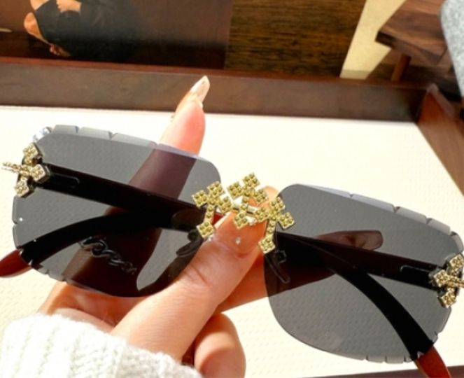Chrome Hrt Elegant Black Sunglasses with Gold Accents